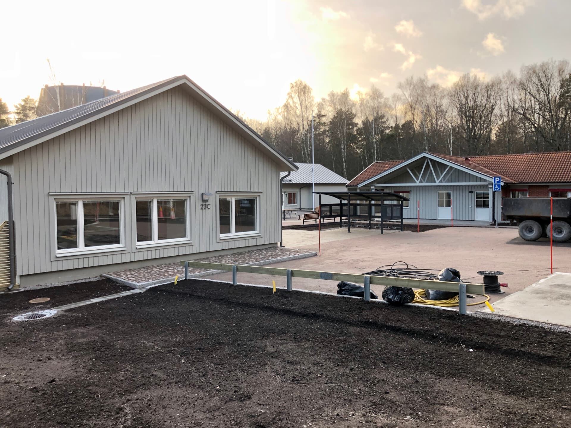 Verksamhetslokal på Örtugsgatan 23C i Norrköping sedd från gården.